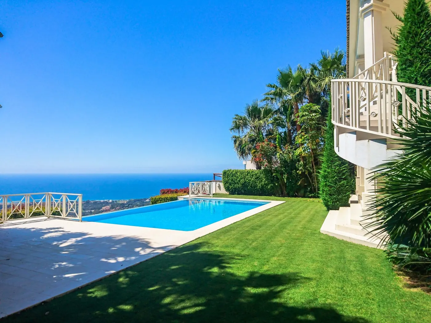 Fotografía de la piscina y el jardín de la villa de Marbella con vistas al Mediterráneo